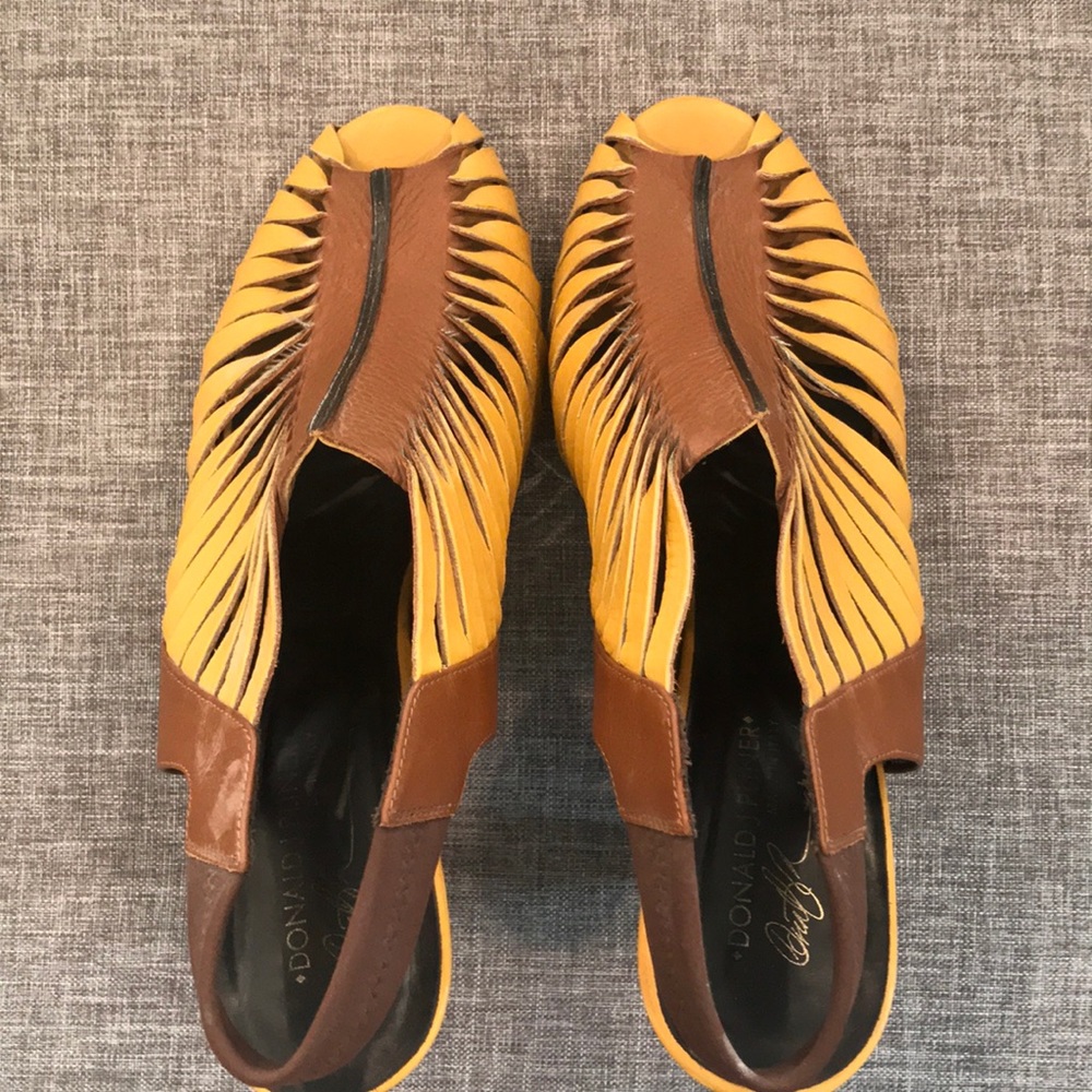 Adorable Donald J Pliner shoes. Made in Italy.